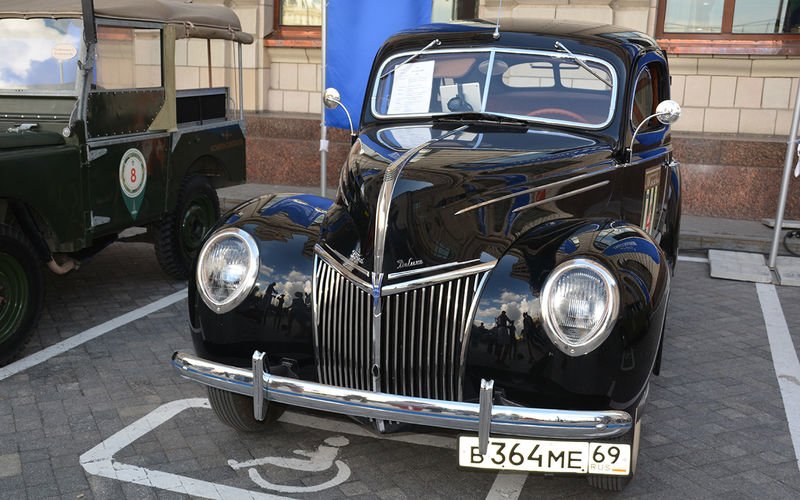 Седан Ford Deluxe с мотором V8 образца 1939 года
