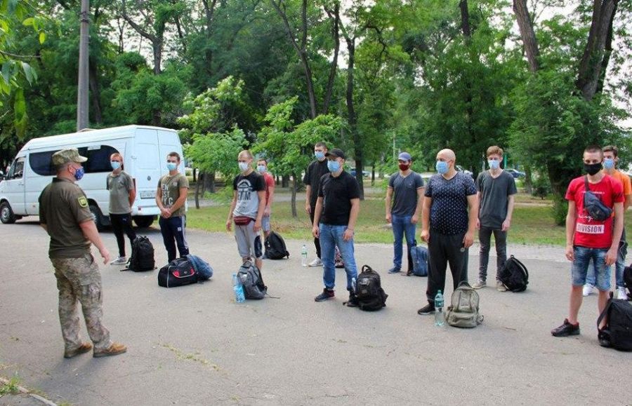 В Мариуполе для службы в Вооружённых силах Украины с натяжкой смогли найти 11 призывников.
