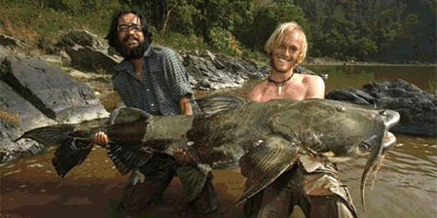 Двое мужчин держат огромную рыбу