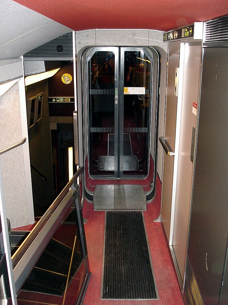 Межвагонный переход на 2-м этаже. (Источник: https://commons.m.wikimedia.org/wiki/File:TGV_Duplex_1ere_classe_intercirculation_01.jpg)