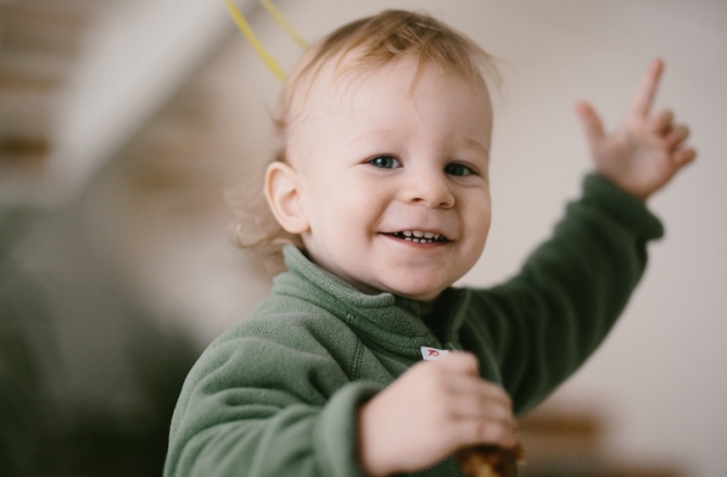 Как маленький ребенок учит новые слова 