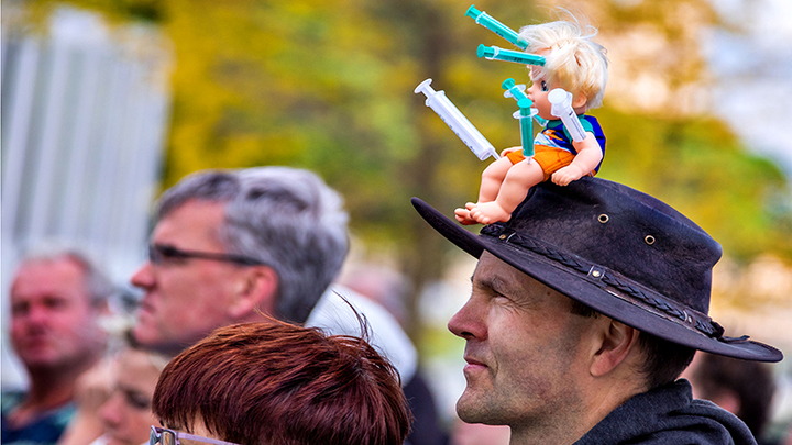 САЖАЮТ НА ИГЛУ. КТО ИГРАЕТ С ВАКЦИНАМИ, ЖИЗНЬЮ И СМЕРТЬЮ