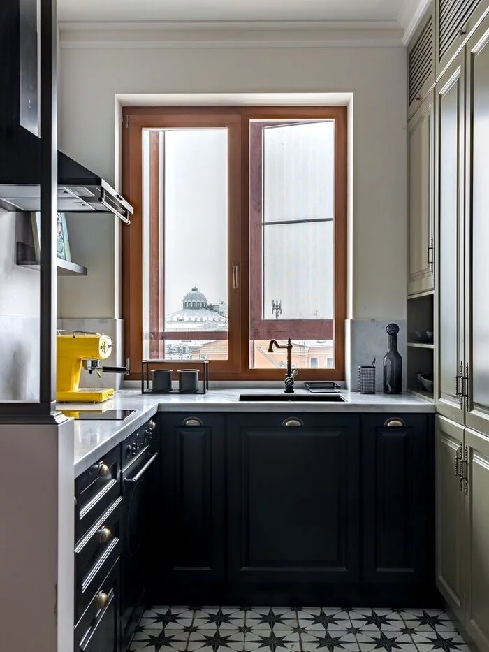 П-образная кухня, межкомнатные окна и встроенные системы хранения в двушке 47 м⁠⁠