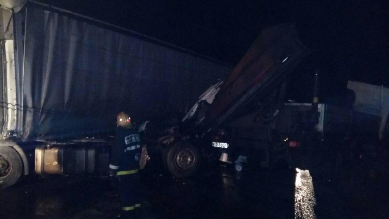 Прицеп автопоезда перевернулся в Сочи на трассе А-147