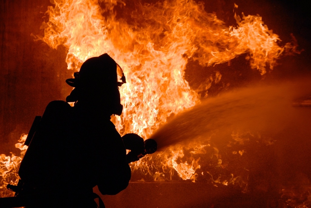 С воздуха и с земли: в Антальи специалисты сражаются с огнем