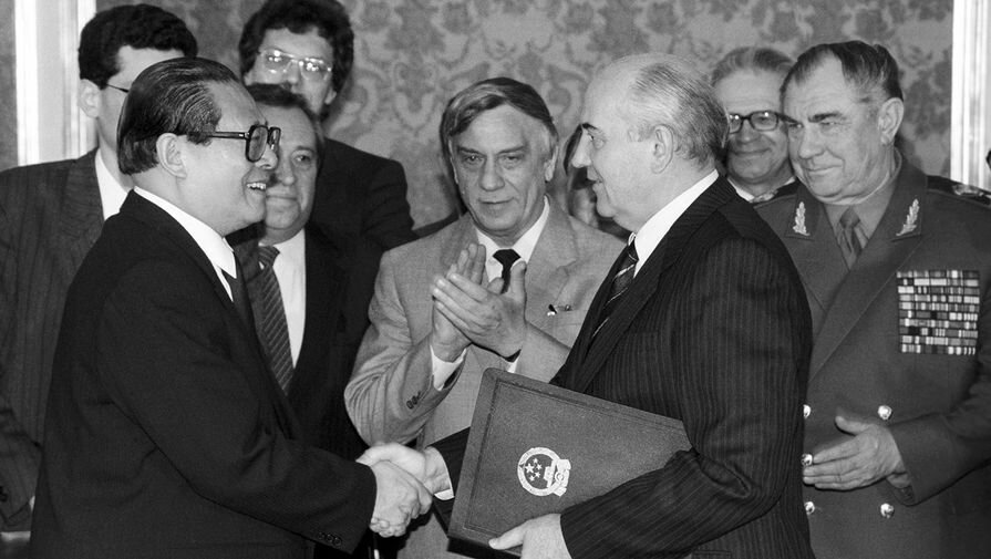 Генеральный секретарь ЦК КПК Цзян Цзэминь и президент СССР Михаил Горбачев после церемонии подписания советско-китайского соглашения о государственной границе на ее восточной части, 16 мая 1991 года. ТАСС 