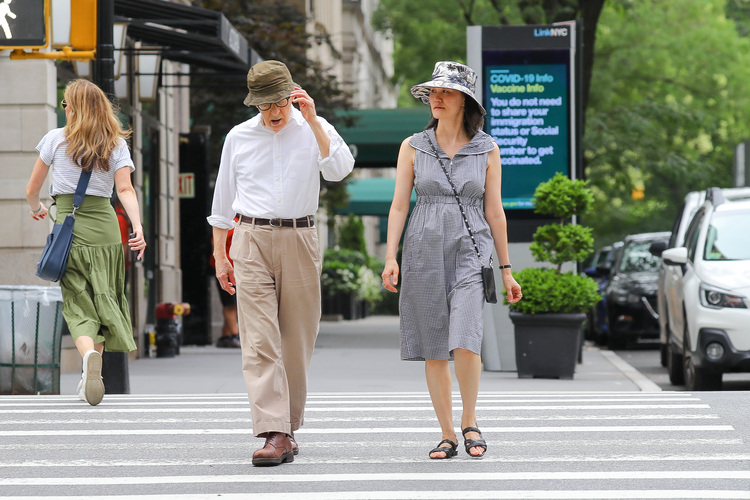 Редкий выход: Вуди Аллен и Сун-И Превин на прогулке в Нью-Йорке Звезды,Папарацци
