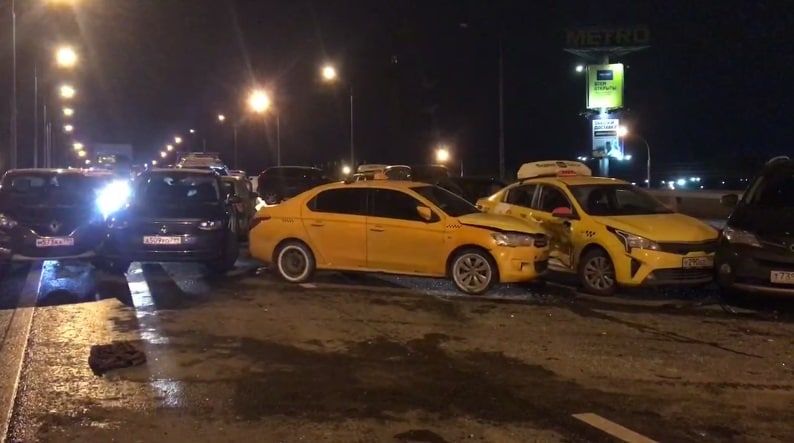 Движение по Рябиновой улице в Москве восстановили после массового ДТП