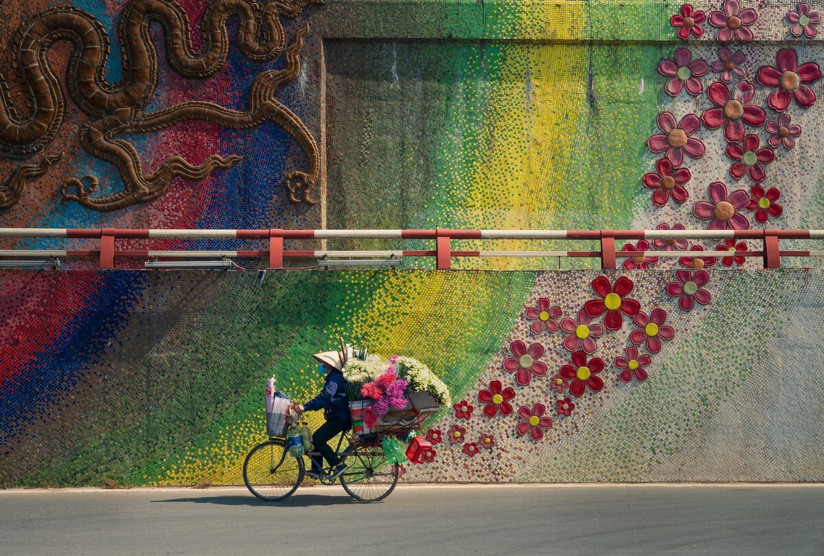 © Thanh Nguyen Phuc (Вьетнама) «Велосипед с цветами».
Победитель в категории «Путешествие» | Sony World Photography Awards 2022