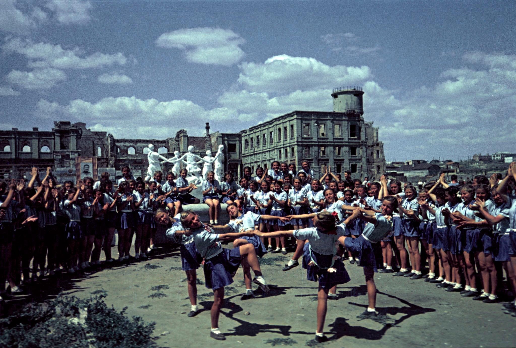 Мирное военное время. Парад физкультурников 1945. Парад физкультурников 1956. Сталинград 1945. Сталинград 1945 год парад.