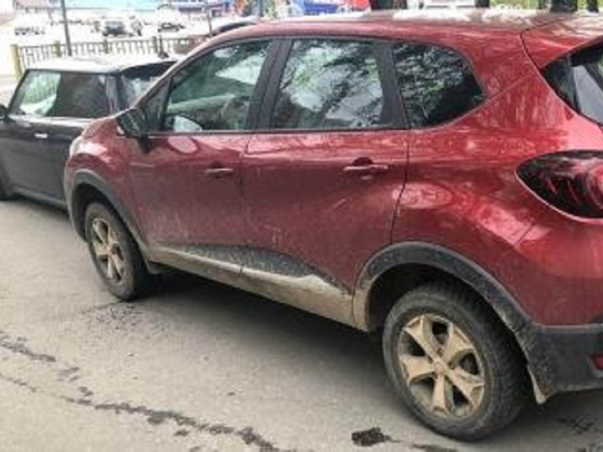В Брянске пьяный водитель заснул за рулем и разбил припаркованный «Мини Купер»