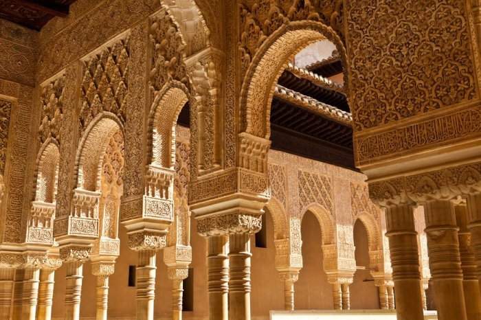 Интерьер дворца Альгамбра.