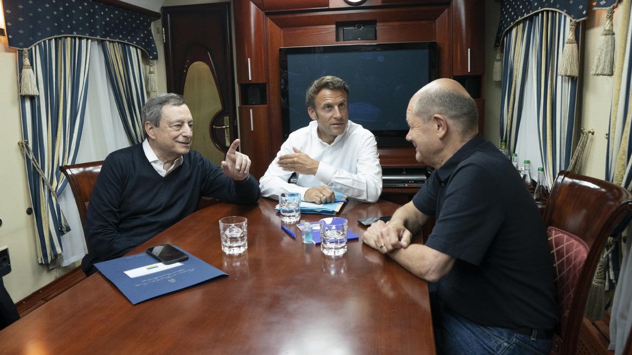 Шольц и Драги позавидовали роскошному убранству купе Макрона во время поездки в Киев Политика