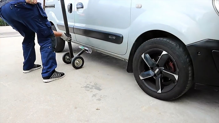 Подъемник для мгновенного поддомкрачивания автомобиля своими руками Подъемник для мгновенного поддомкрачивания автомобиля своими руками автомастерская,видео,водителю нга заметку,машины,советы,тюнинг