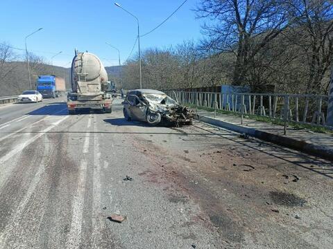 На Кубани 19-летний водитель «Лады» устроил ДТП с тремя грузовиками и погиб