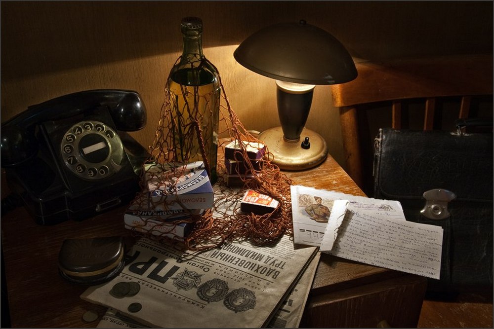 Когда календари были отрывными, гитары – семиструнными,  а стаканы – гранеными... натюрморт