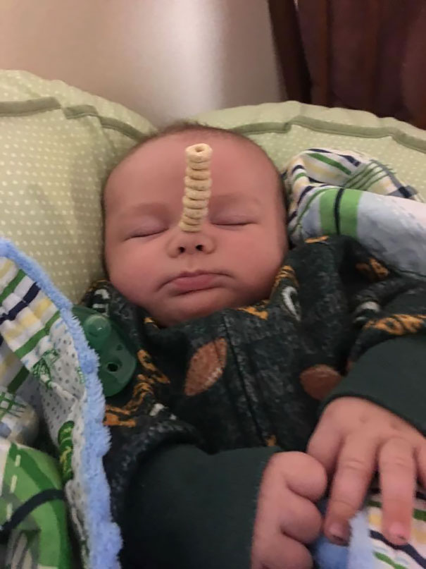 папы соревнуются кто сложит больше Cheerios на лице ребенка 