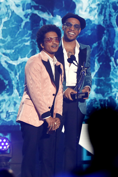 Зендая, Lil Nas X, Сиара, Карди Би и другие на премии BET Awards 2021 певица, премию, стала, Бейонсе, церемонии, звезд, дизайнера, африканской, рэпер Lil, несколько, других, Montero, Stallion, премии, стало, костюме, рэпер, который, стиле, Кэмпбелл