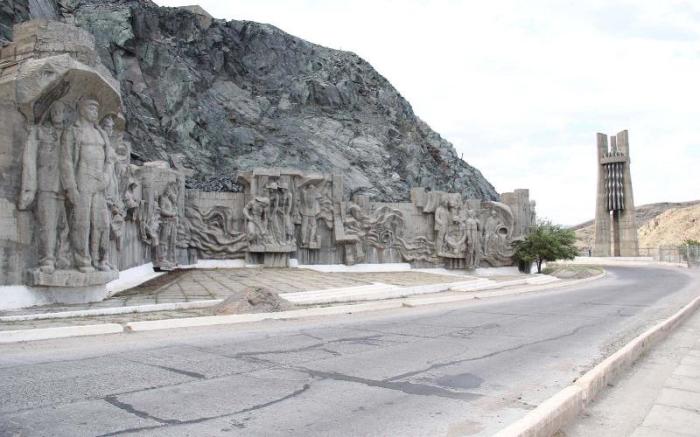 Голова Ленина размером с пятиэтажку: Зачем ее установили на киргизском водохранилище достопримечательности,Киргизия,Ленин,памятник,скульптура