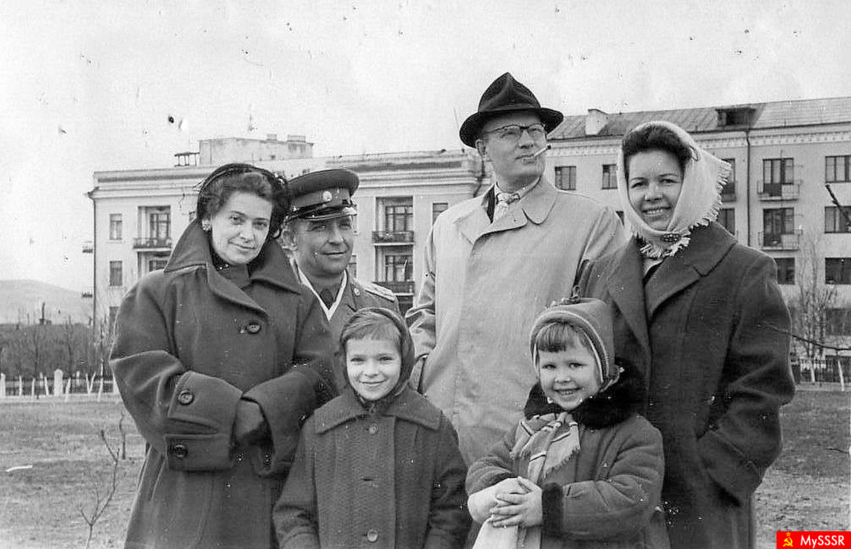 Семья в советское время. Советская семья. Советские родители. Советская семья 1960. Советские семейные фотопортреты.