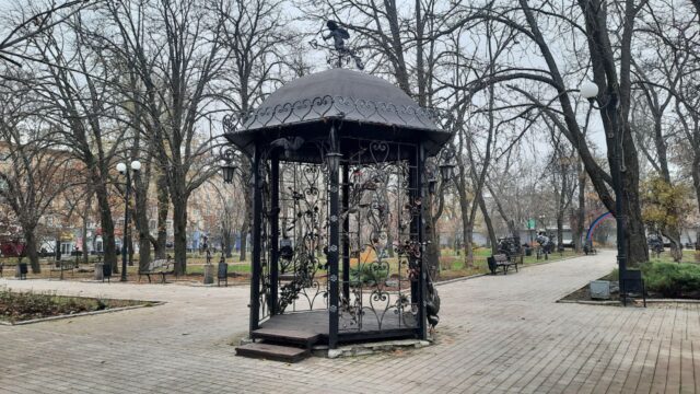 Железная беседка