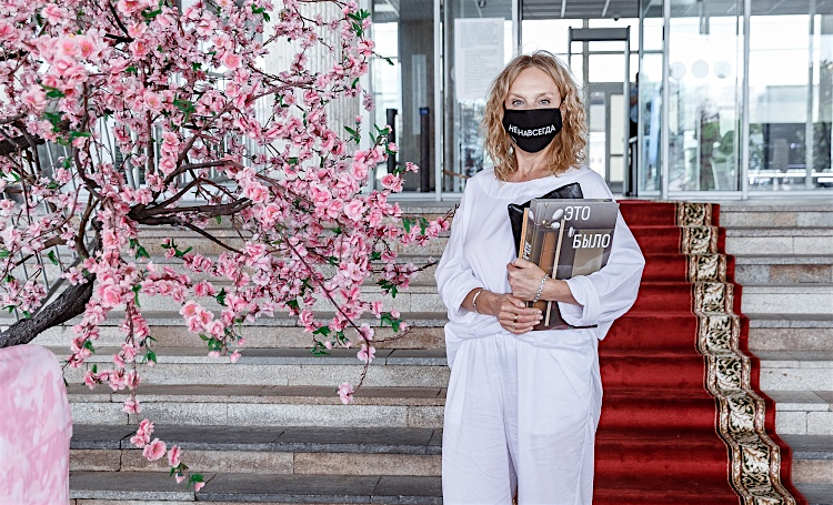 Алена Долецкая, Юлия Хлынина и другие на открытии выставки в рамках фестиваля "Черешневый лес"