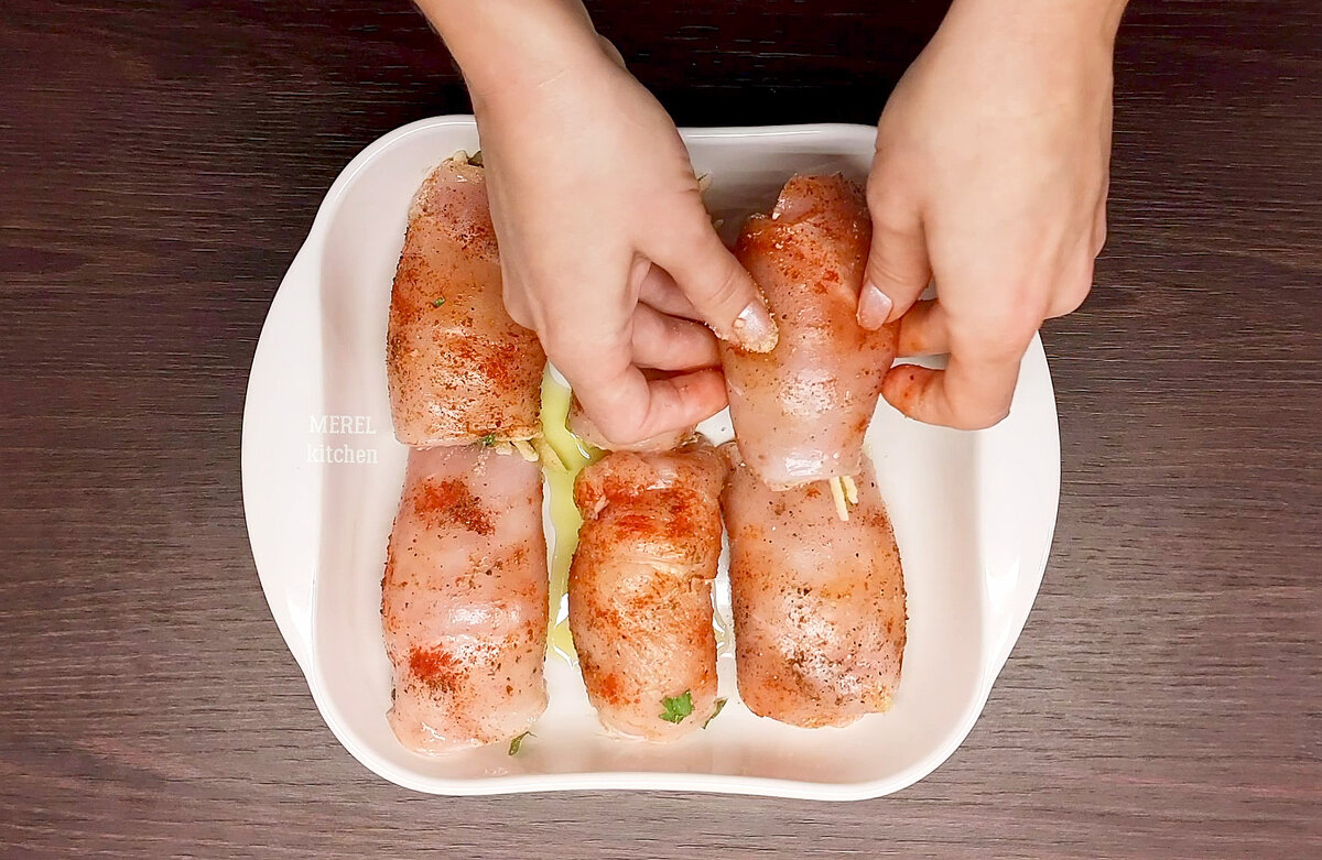 Впервые я попробовала такие вкусные рулетики у подруги в гостях, мне они так понравились, что я решила сразу приготовить так же дома для своей семьи.-9