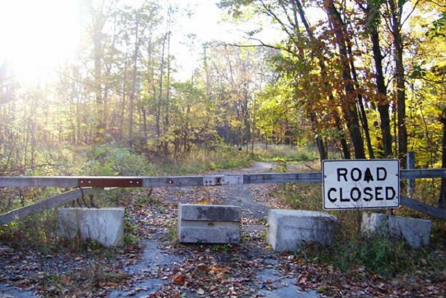 Официально это заброшенное поселение называется Бостон Миллс (Boston Mills), а неофициально за многочисленные жуткие вещи, что тут творятся, его называют 