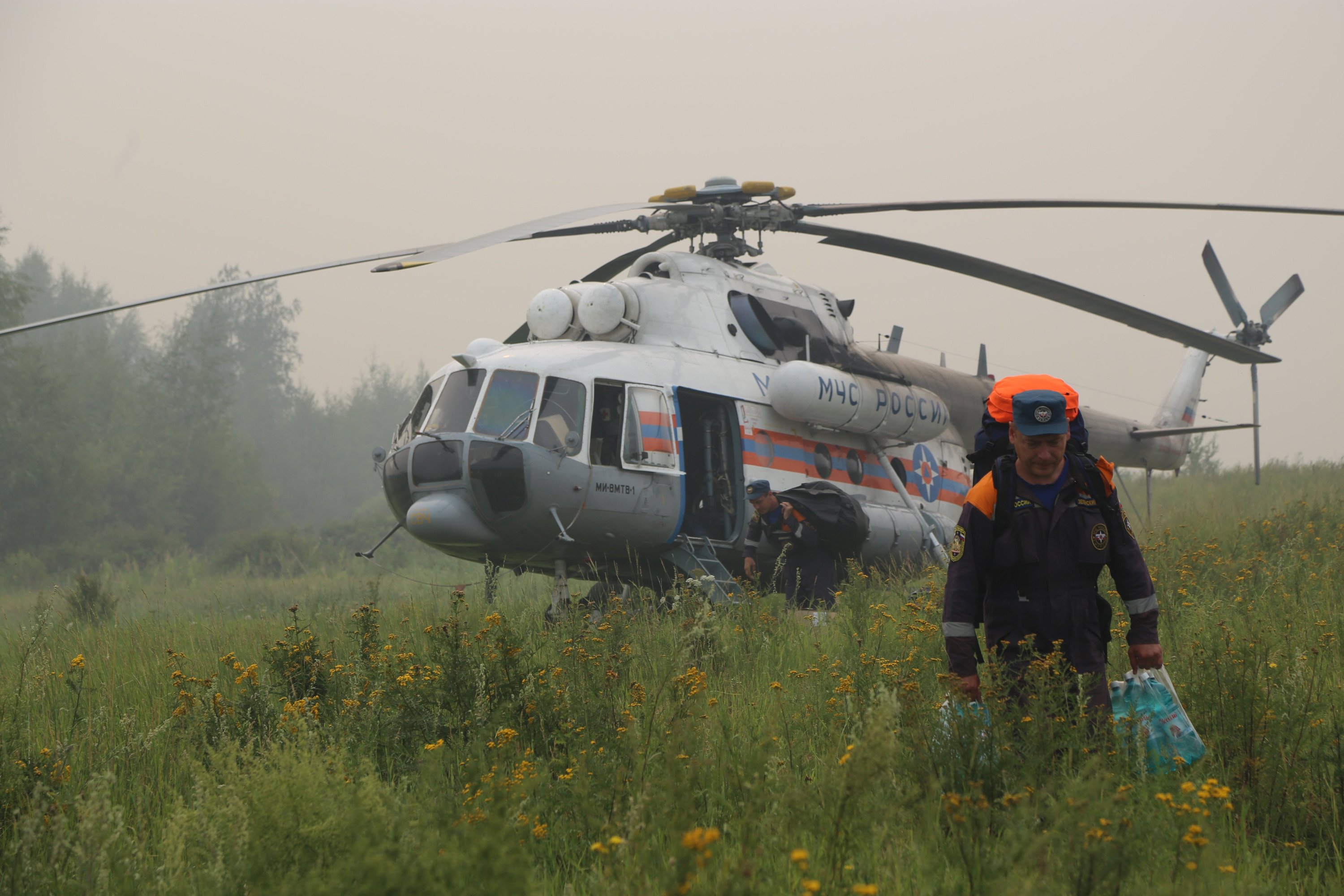 Красноярск край лесные пожары. Вертолет ми 8 в тайге. Пожарный вертолет ми-8. Ми-8 Авиалесоохрана. Вертолет ми 8 МЧС.