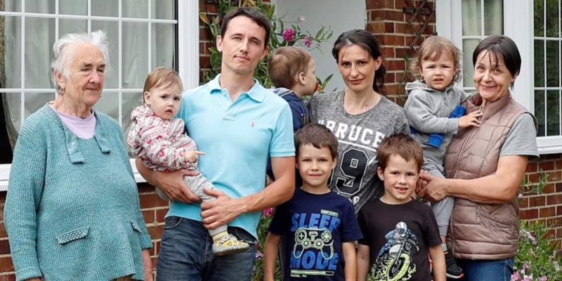 Daily Mail: Британский военный выселил семью украинских беженцев с пятью детьми