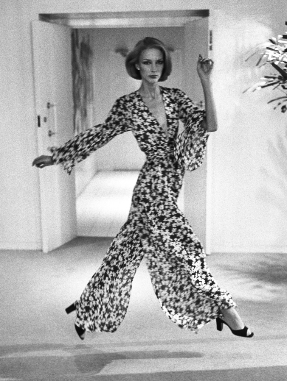 Модель в комбинезоне Halston, 1975