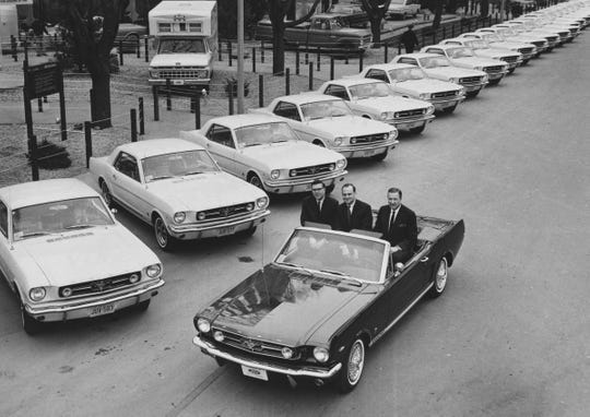 Дональд Фрей (Donald Frey), Ли Якокка (Lee Iacocca) и Генри Форд (Henry Ford II) на Нью Йоркской ярмарке посвященно выпуску Мустанга 15 апреля 1965 года.