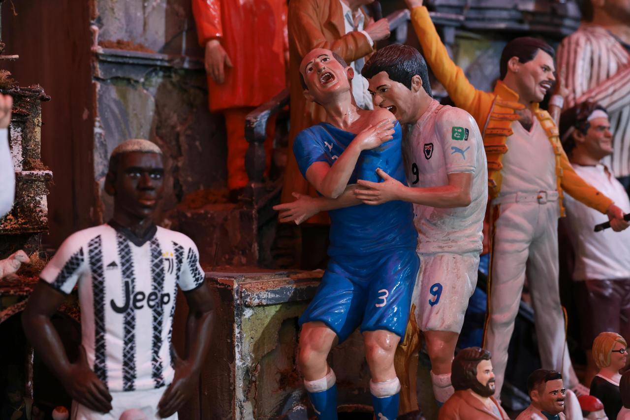 Фигурки с укусом Суареса