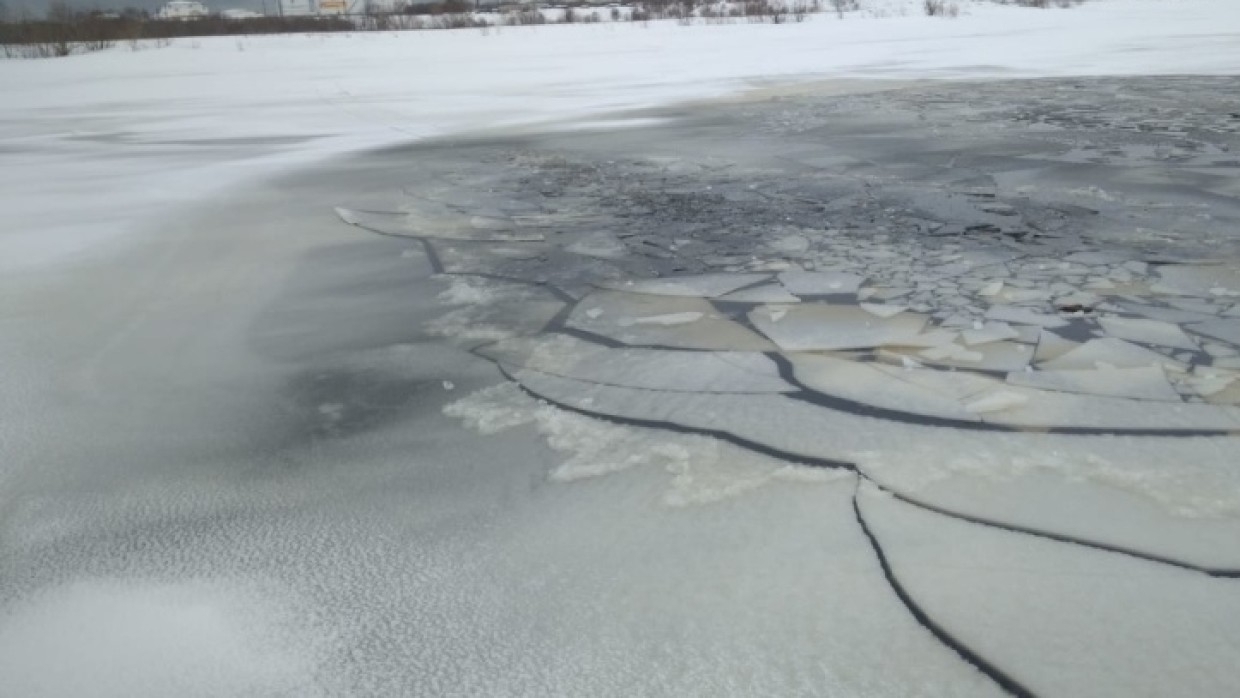 Захватывающие кадры подрыва льда на зимней реке военными инженерами опубликовали в Сети