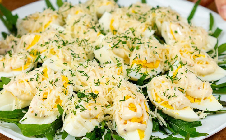 Угощение гостям, когда в холодильнике нашлись только яйца. Ставим на стол закуску, где их не узнают - похожая новость на Toplenta