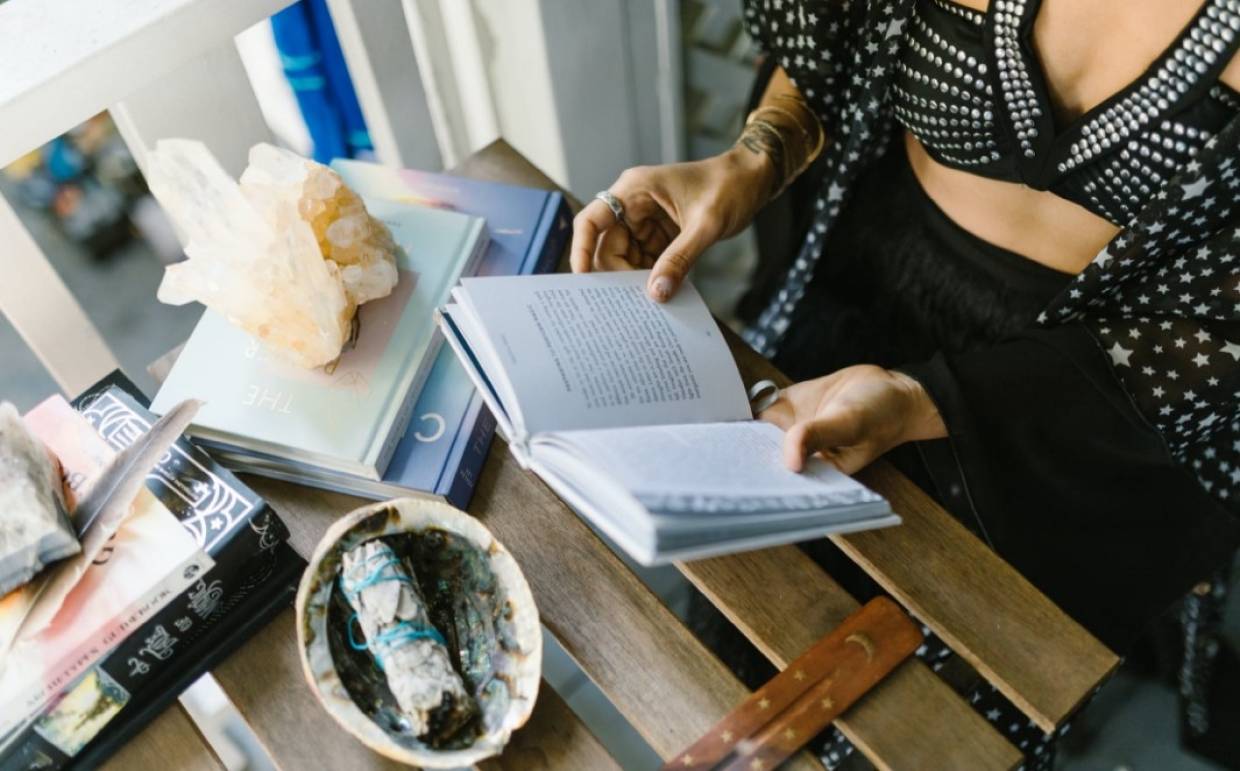 «Военных конфликтов не избежать»: ведьма Полынь дала прогноз на 2022 год