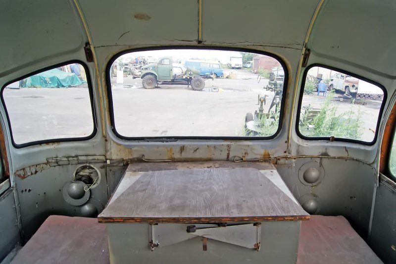 На месте сидений в автобусе размещались многочисленные шкафы и измерительное оборудование. Кое-какие его остатки остались в салоне и сейчас ЗИЛ-158В, авто, автобус, зил, лиаз, олдтаймер, реставрация, рето автобус