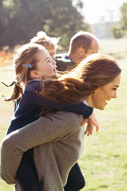 Кейт Миддлтон и принц Уильям с детьми испекли праздничные кексы для дома престарелых Монархии