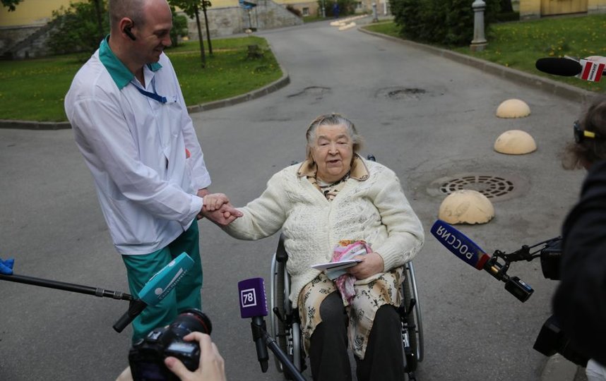 85-летнюю петербурженку выписали из больницы после перенесённого коронавируса