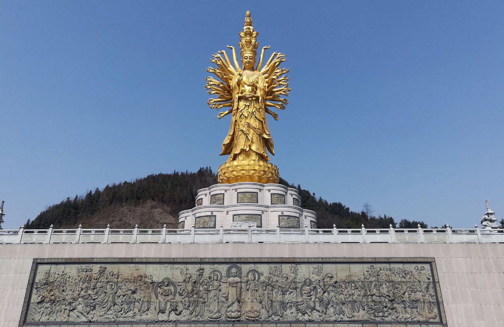 Статуя Гуаньинь с тысячей рук и глаз