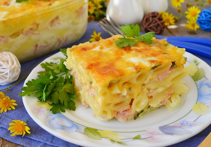 Для красивой корочки сверху используйте сыр. / Фото: povar.ru