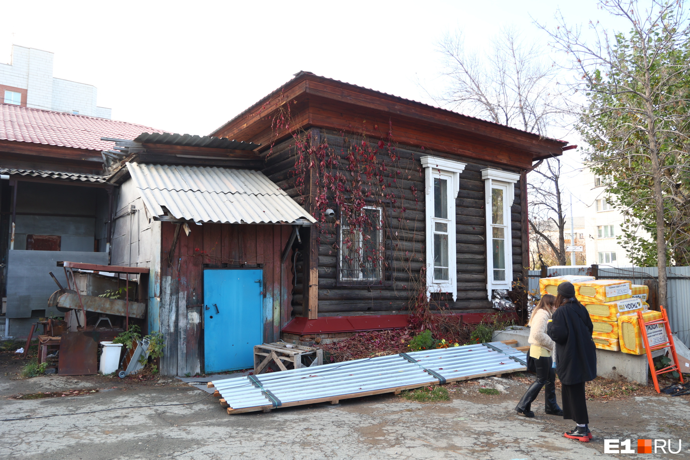 Не заменили внутри только одно окно. Оно находится под решеткой