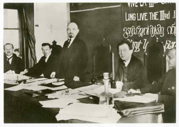  Ленин выступает на первом заседании Коммунистического интернационала. 3 марта 1919 года.