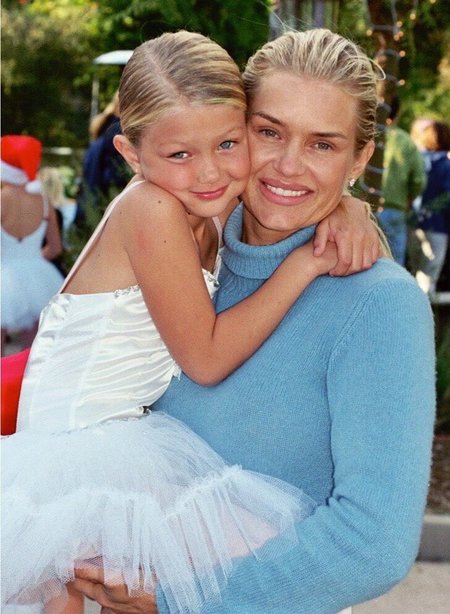 Отец Джиджи Хадид поздравил ее с днем рождения, но его за это раскритиковали Дети,Дети знаменитостей