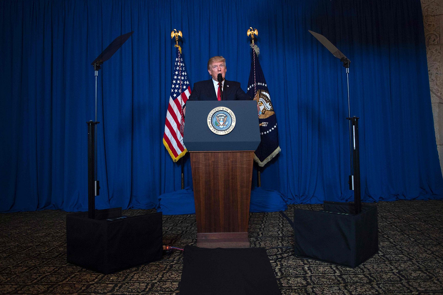 Президент Дональд Трамп делает заявление по Сирии в Мар-а-Лаго, Уэст - Палм - Бич, штат Флорида.png