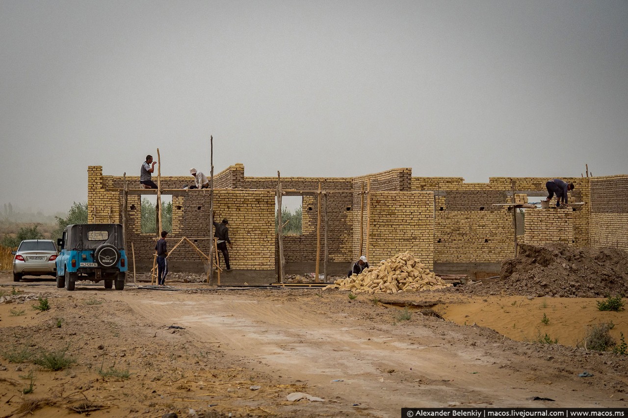 Гастарбайтеры Средней Азии вернулись и устроили строительный бум у себя дома дальние дали