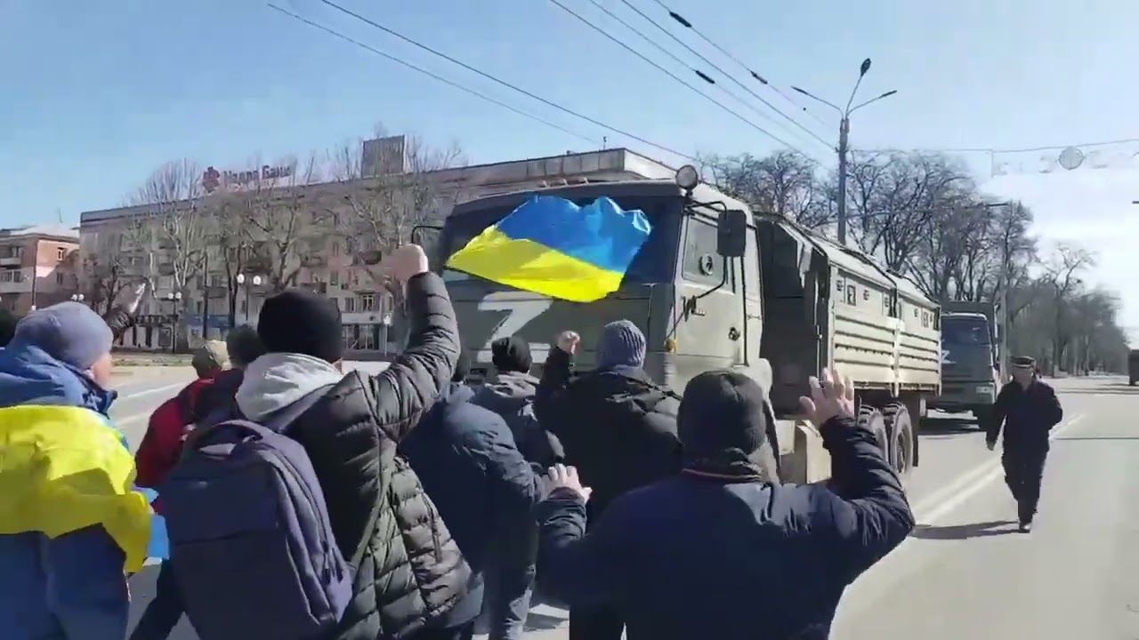 Оставила россия украину. Украинцы в Херсоне. Херсон встречает российские войска. Антироссийский митинг в Херсоне.