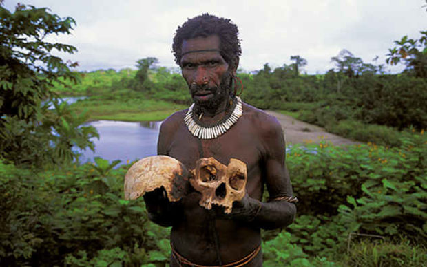 Чернокожий мужчина с черепом в руках