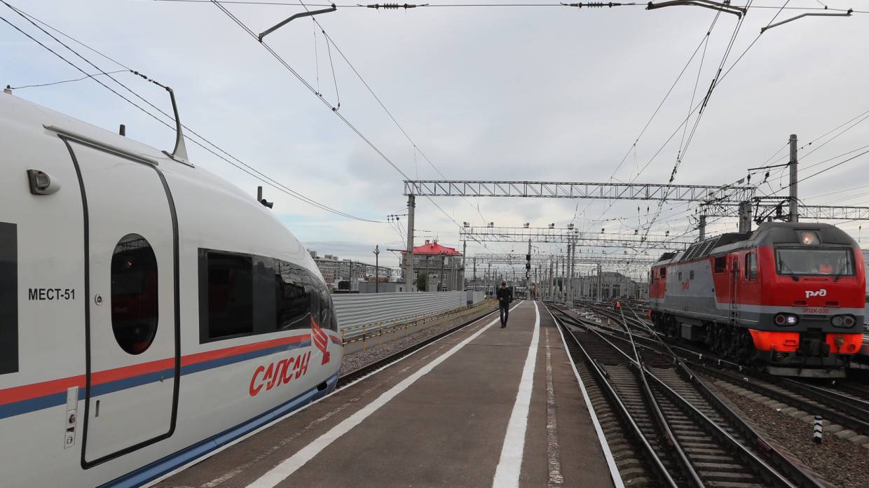 Девочку-подростка затянуло ветром под поезд в Новгородской области