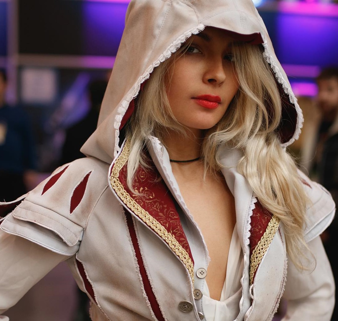 Assassin's Creed 2 - Косплей: Эцио Аудиторе в исполнении Фальки Цинтрийской Assassin's Creed 2 - Косплей: Эцио Аудиторе в исполнении Фальки Цинтрийской Игры